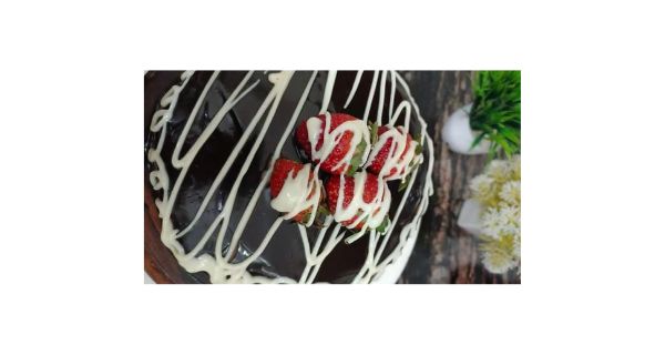 Best Eggless Chocolate strawberry cake